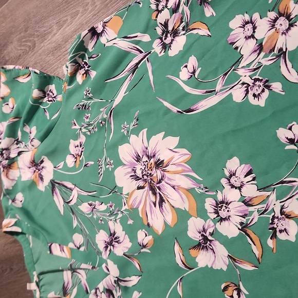 EUC MAURICES 4X FLORAL GREEN BLOUSE - Picture 3 of 5